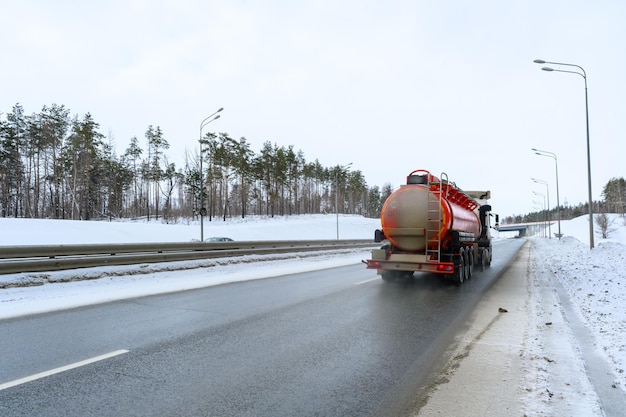 Eine Sattelzugmaschine und ein Sattelauflieger zum Transport von Fracht