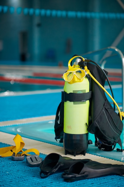 Eine Sauerstoffflasche am Pool, Tauchausrüstung