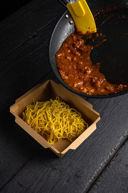 Eine Schachtel Spaghetti mit Tomatensauce