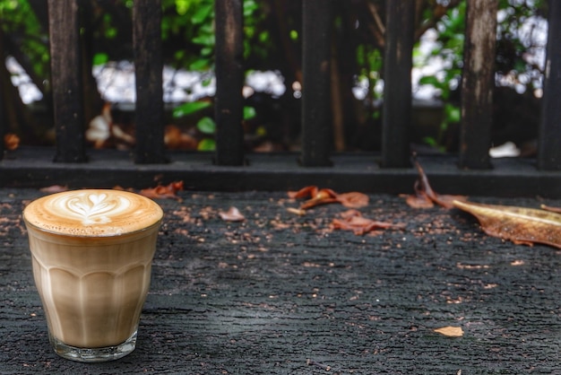 Eine Schale heißer Lattekunstkaffee auf Tabelle