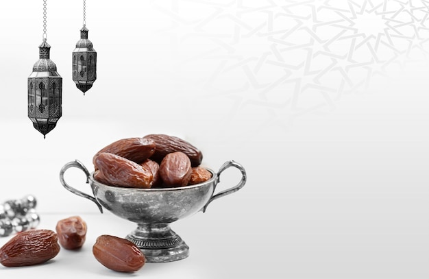 Eine Schale mit Datteln mit einer Lampe im Hintergrund Social-Media-Beiträge Islamischer Monat Ramadan Kareem