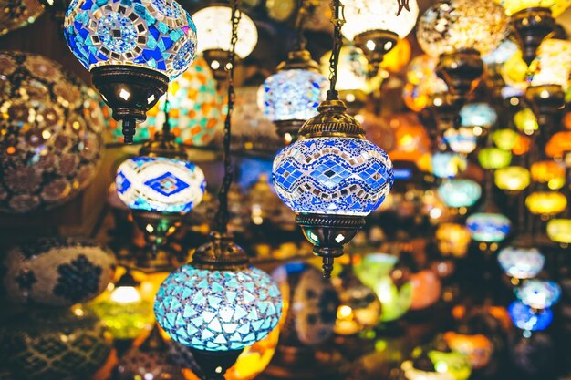 Eine Schaufensterfront mit vielen türkischen Lampen, die von der Decke hängen