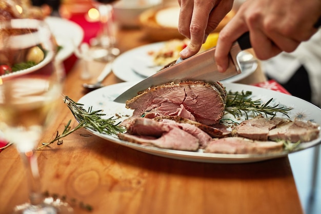 Foto eine scheibe ist nie genug kurzer roastbeef auf einem esstisch