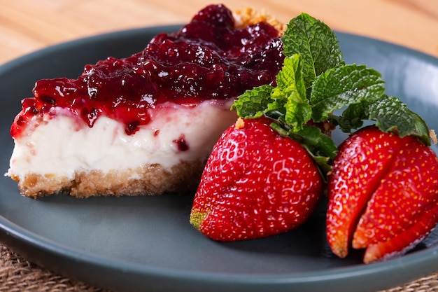 eine Scheibe Süßkuchen mit Beeren auf dem Teller