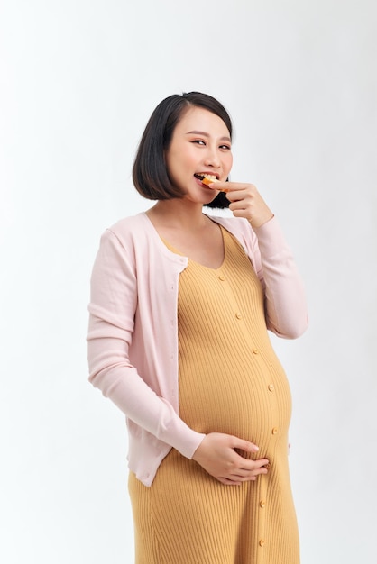 Eine schlanke schwangere Frau hält ein köstliches gesundes Brot