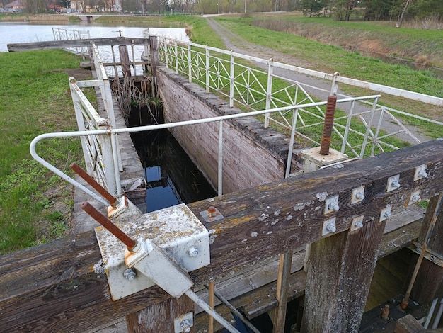 Eine Schleuse an einem Kanal, der zum Wasser hin geschlossen ist.