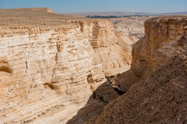 Eine Schlucht in der Wüste Israels in einer Dürrezeit.