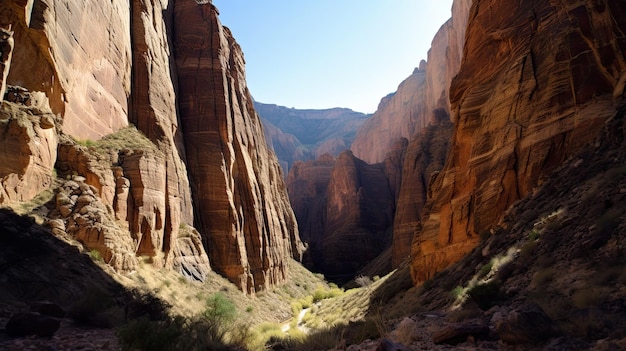 Eine Schlucht mit steilen Felswänden