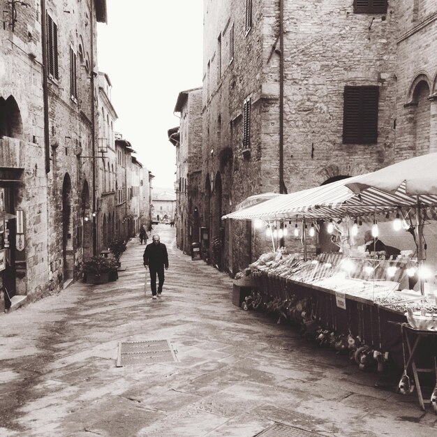 Foto eine schmale gasse in der stadt