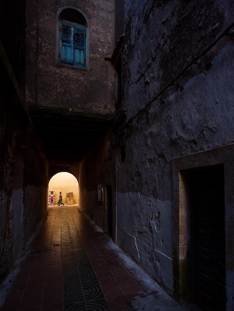 Eine schmale Gasse inmitten eines alten Gebäudes