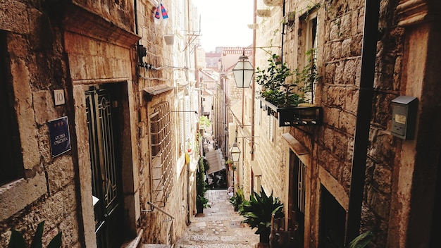 Foto eine schmale gasse inmitten von gebäuden in der stadt