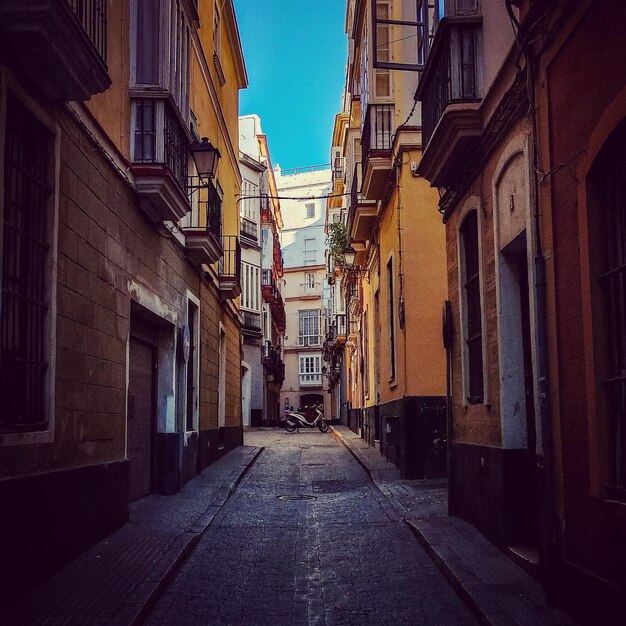 Eine schmale Gasse inmitten von Gebäuden in der Stadt