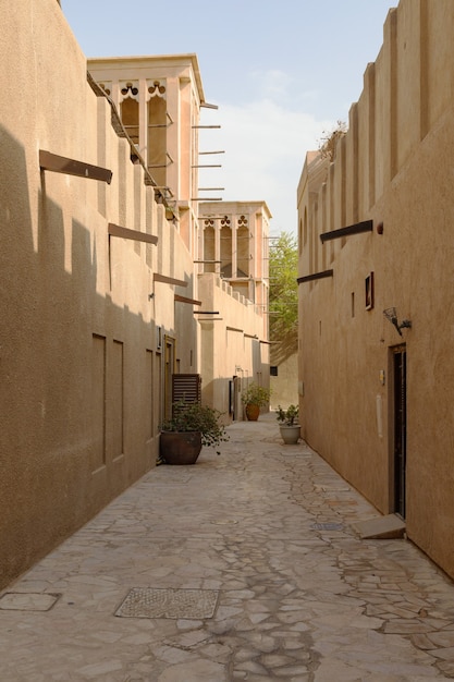 Eine schmale Straße in Bastakia, Altstadt Dubai