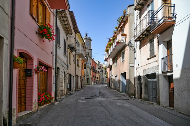 Eine schmale Straße in Carpinone, einer mittelalterlichen Stadt in der Region Molise, Italien