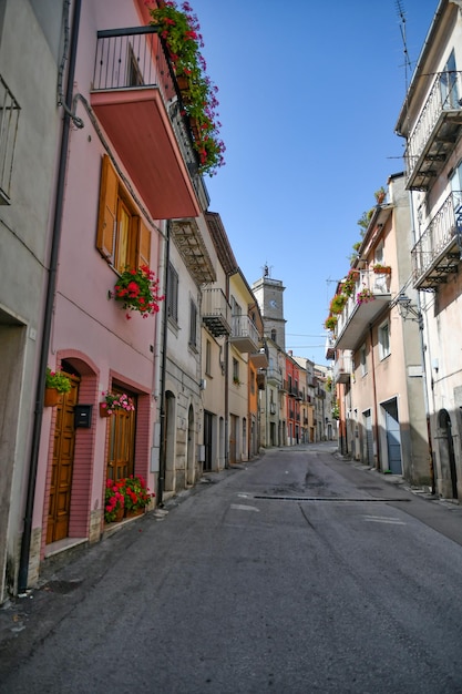 Eine schmale Straße in Carpinone, einer mittelalterlichen Stadt in der Region Molise, Italien