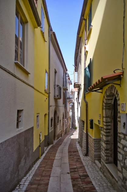 Eine schmale Straße in Monteroduni, einer mittelalterlichen Stadt in der Region Molise, Italien