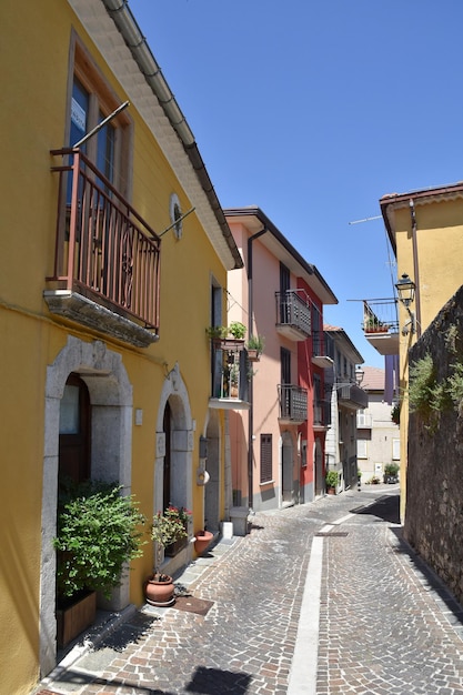 Eine schmale Straße in Nusco, einem kleinen Dorf in der Provinz Avellino in Italien