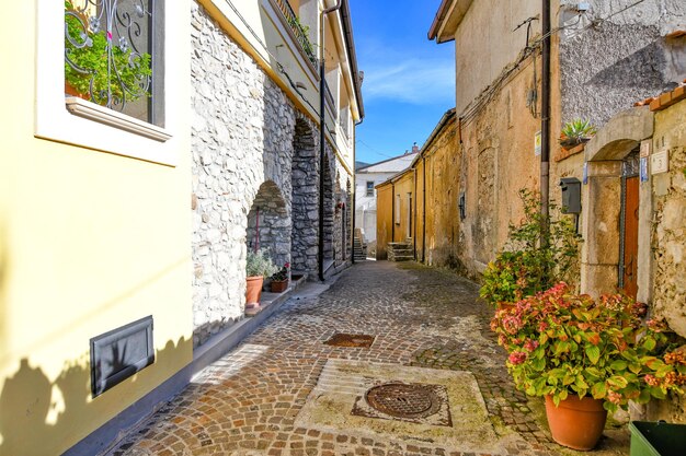 Eine schmale Straße in Trentinara, einem kleinen Dorf in der italienischen Provinz Salerno