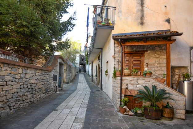 Eine schmale Straße in Trentinara, einem kleinen Dorf in der italienischen Provinz Salerno