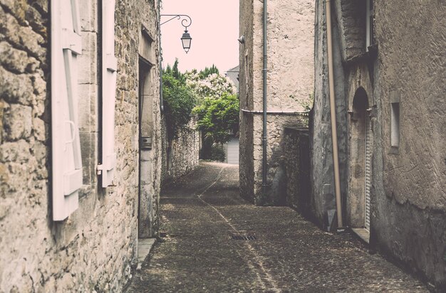 Foto eine schmale straße inmitten von gebäuden