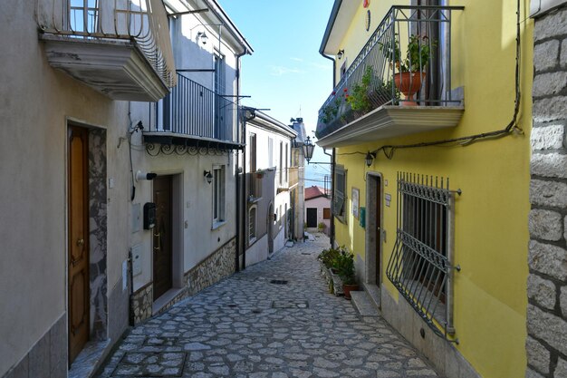 Eine schmale Straße unter den alten Häusern von Frigento, einer Stadt in Kampanien, Italien