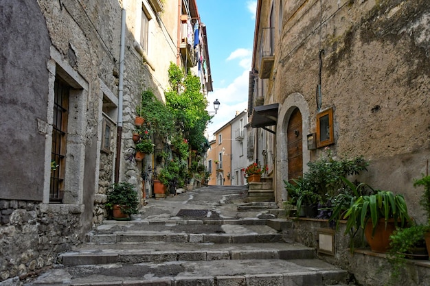 Eine schmale Straße von San Lorenzello, einer mittelalterlichen Stadt in der Provinz Benevento, Italien