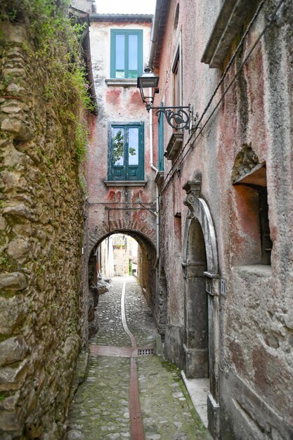 Eine schmale Straße zwischen den alten Häusern von Petina, einem Dorf in Kampanien, Italien