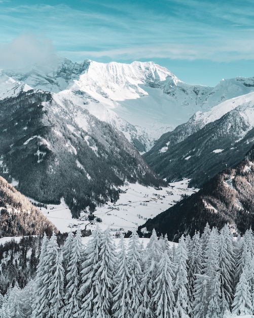 Eine schneebedeckte Landschaft auf den österreichischen Bergen im Winter