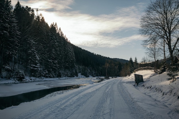 Eine schneebedeckte Straßenfahrt