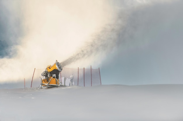 Eine Schneekanone im Einsatz