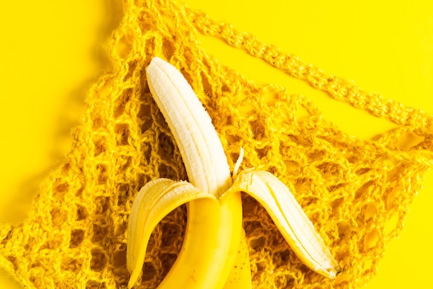 Eine Schnurtasche mit Bananen isoliert auf gelbem Hintergrund