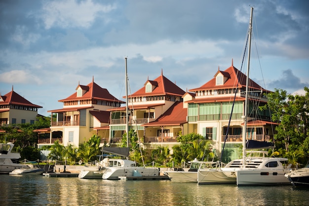 Eine schöne Ansicht des Yachthafens auf Eden Island, Mahe, Seychellen