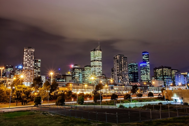 Foto eine schöne ansicht von melbourne-stadt mit einem bewölkten himmel und einer dämmerung in melbourne australien.