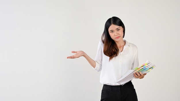 Eine schöne asiatische Frau öffnet ihre Handfläche und hält einen Stapel Papierkram in der Hand