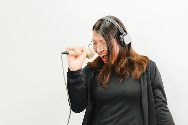 Foto eine schöne asiatische lgbtq-frau ist sängerin. sie singt gerne ein lied oder karaoke im musikstudio.