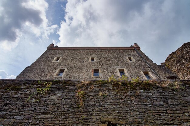 Eine schöne Aufnahme des Schlosses von Bourscheid, Luxemburg