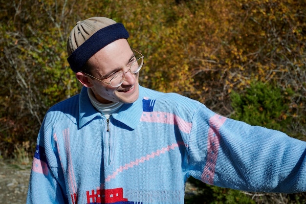 Eine schöne Aufnahme einer Person, die tagsüber in einem Wald wandert