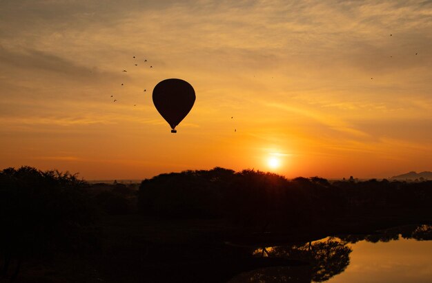 Eine schöne Aussicht auf Ballons in Bagan Myanmar