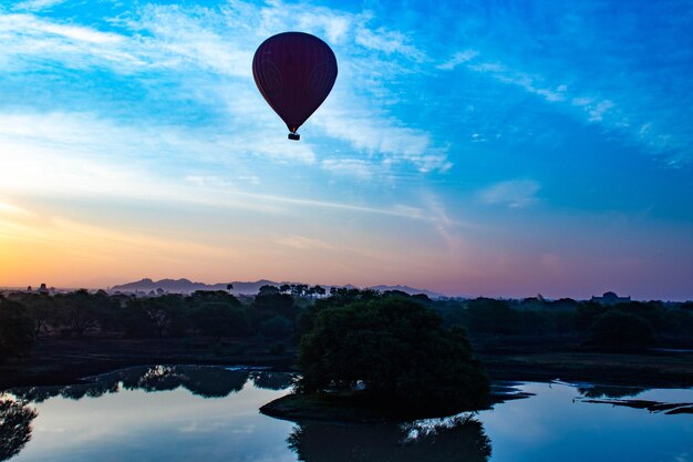 Eine schöne Aussicht auf Ballons in Bagan Myanmar