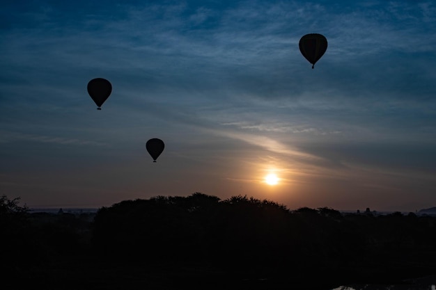 Eine schöne Aussicht auf Ballons in Bagan Myanmar