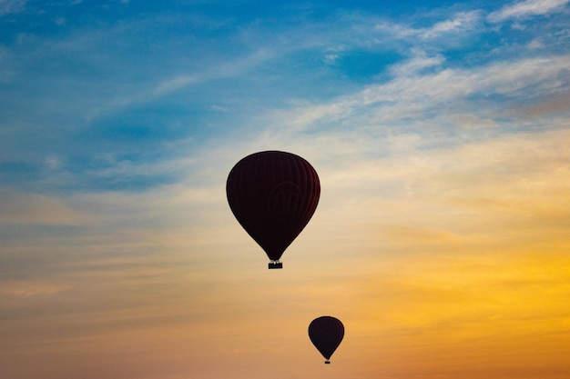 Eine schöne Aussicht auf Ballons in der Stadt Bagan, Myanmar