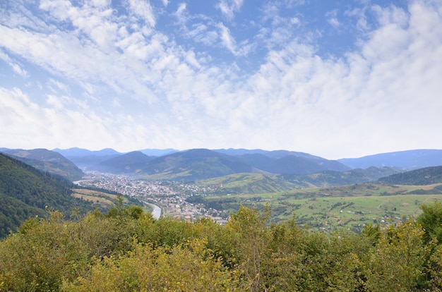 Eine schöne Aussicht auf das Dorf Mezhgorye, Karpatenregion