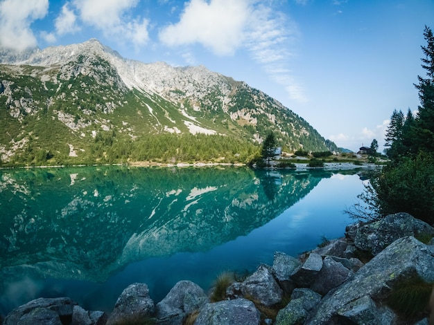 Eine schöne Aussicht auf den Aviolo-See