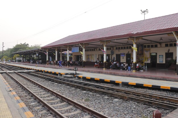 Eine schöne Aussicht auf den Bahnhof Ayutthaya in Thailand