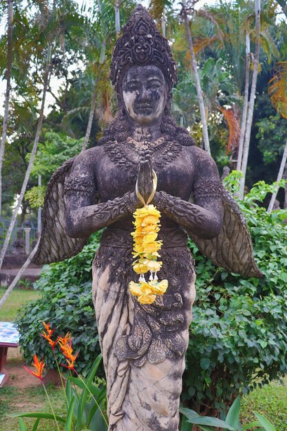 Foto eine schöne aussicht auf den buddha park in vientiane laos