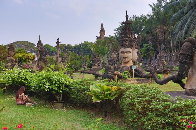 Eine schöne Aussicht auf den Buddha Park in Vientiane Laos