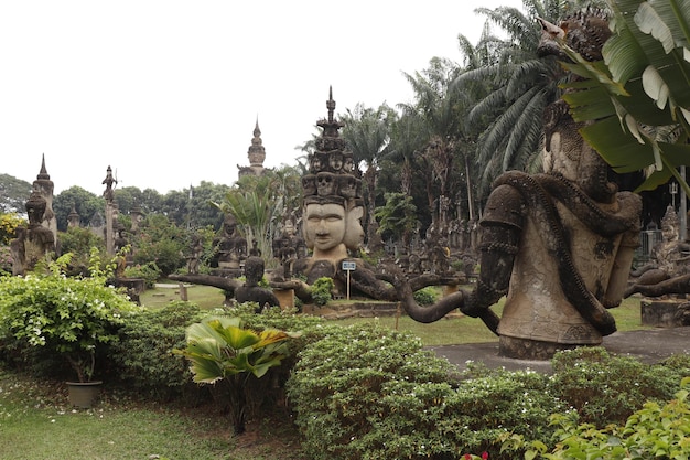 Eine schöne Aussicht auf den Buddha Park in Vientiane Laos