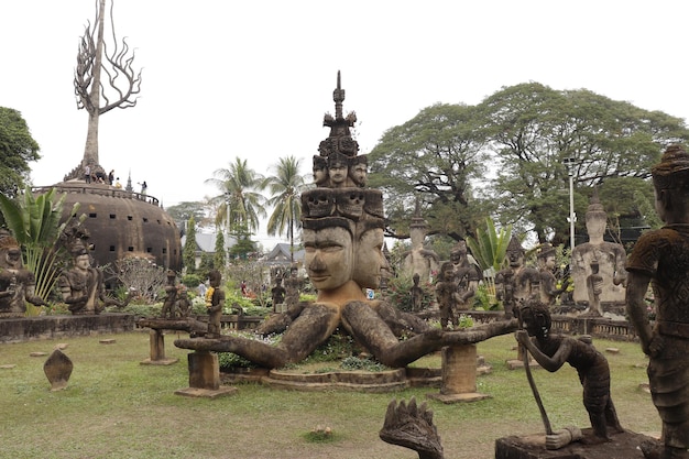 Eine schöne Aussicht auf den Buddha Park in Vientiane Laos