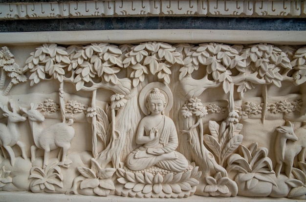 Eine schöne Aussicht auf den buddhistischen Tempel mit Buddha-Statuen in Bali Indonesien