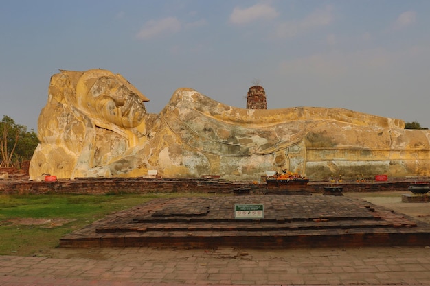 Foto eine schöne aussicht auf den buddhistischen tempel wat lokaya sutharam in ayutthaya thailand